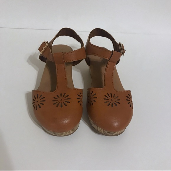 Old Navy Tan Clog - Picture 2 of 4